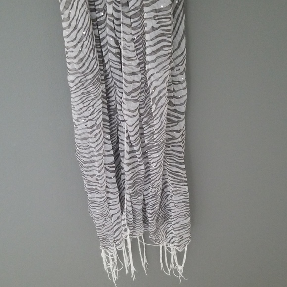 Lightweight sheer black and white scarf - Picture 2 of 3